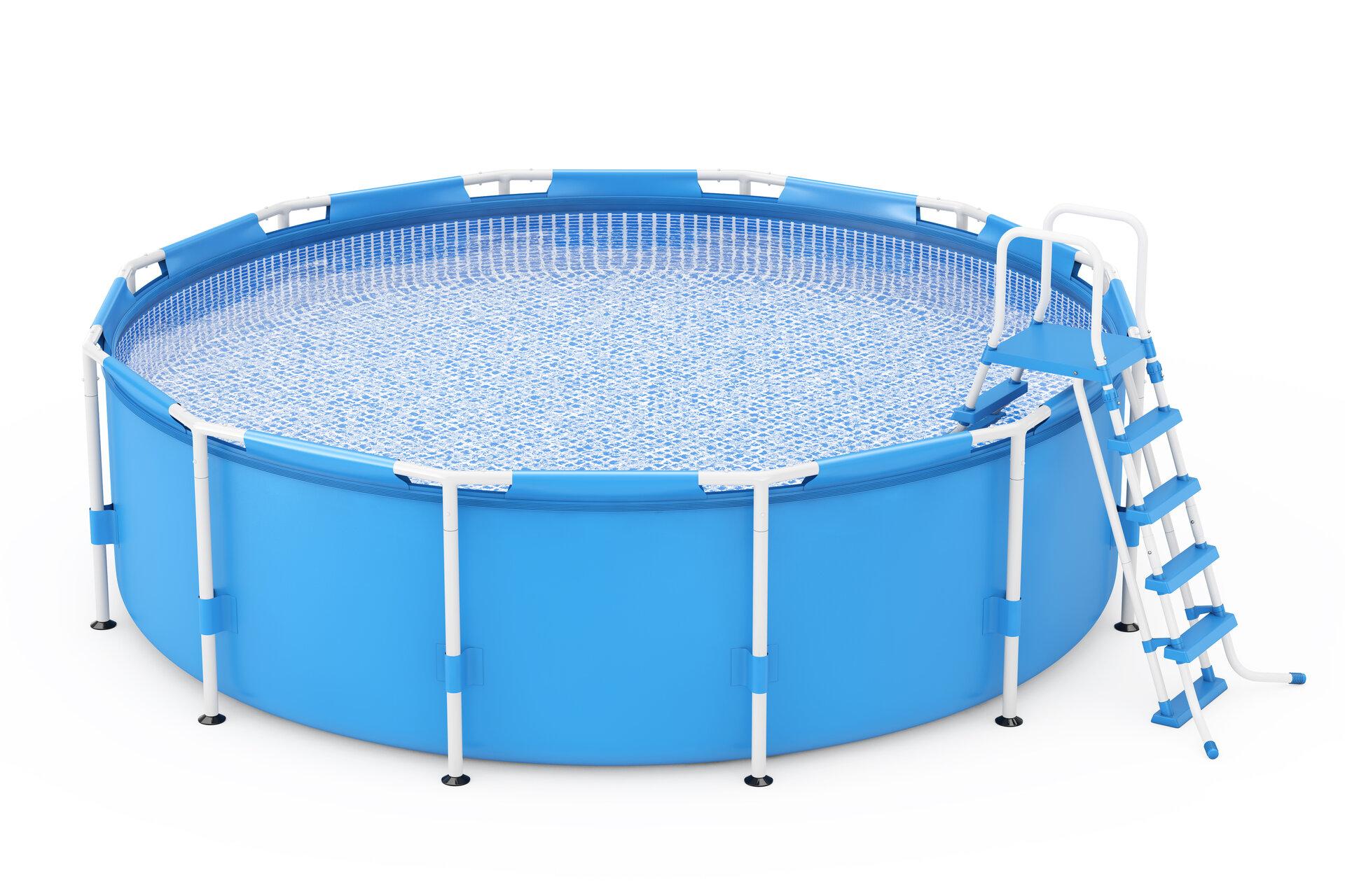 Blauer, runder Stahlwand Swimmingpool, im Freien mit Leiter auf einem weißen Hintergrund