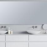 Neues modernes Badezimmer mit Spiegel, Waschtischunterschrank und Handtuchhalter