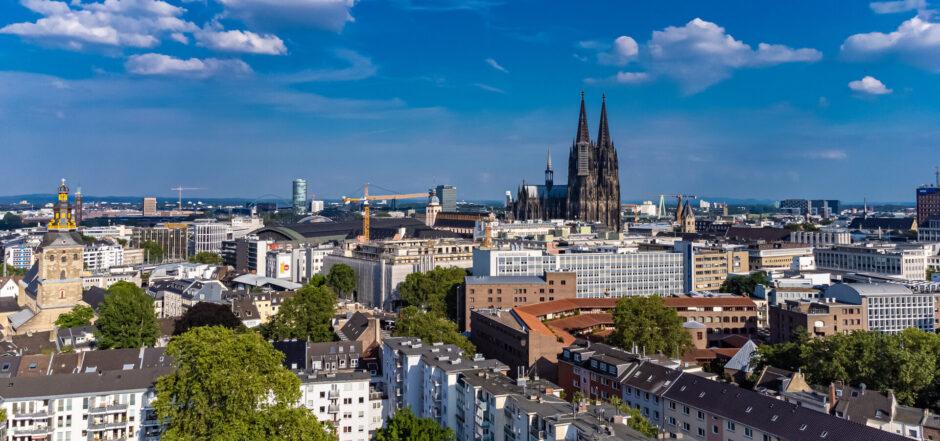 Stadt Köln Deutschland von oben mit dem berühmten Dom - Reisefotografie.