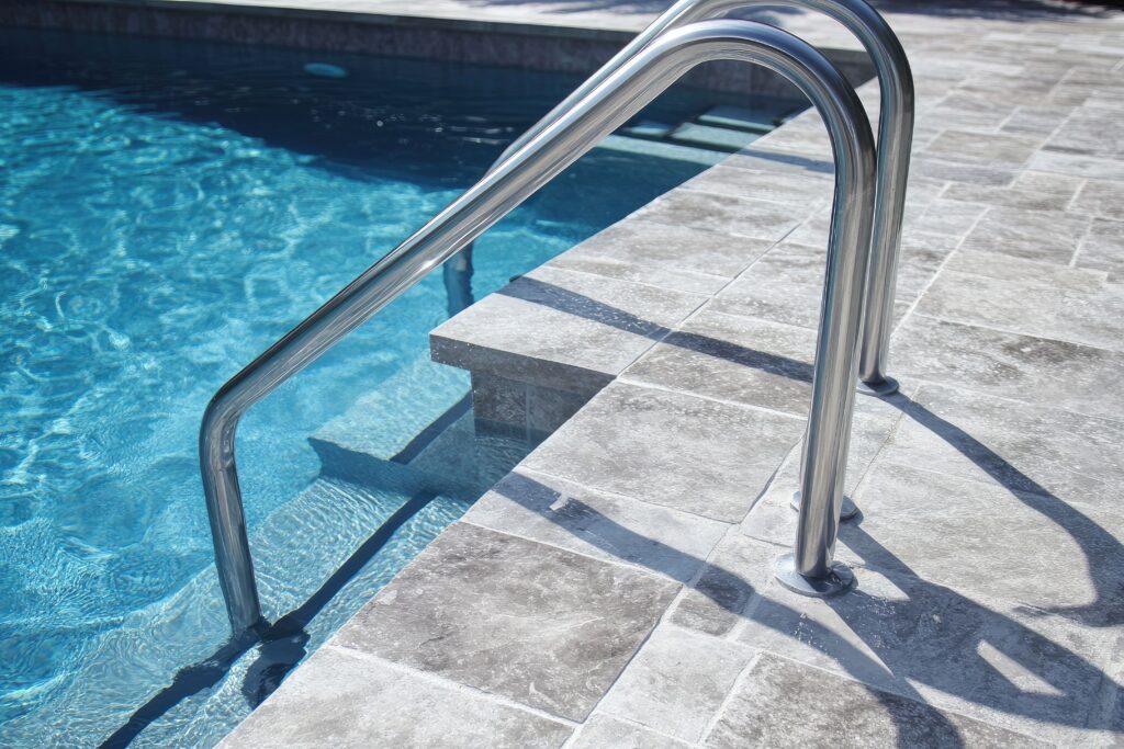 Poolzubehör: Moderner Pool mit Edelstahlleiter